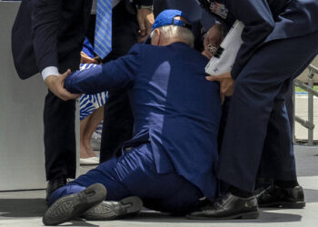 Biden, yeniden sahnede yere düştü