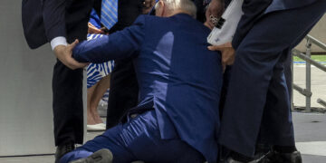 Biden, yeniden sahnede yere düştü