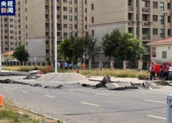 Binlerce kişi tahliye edildi: Çin’de yollar çatladı