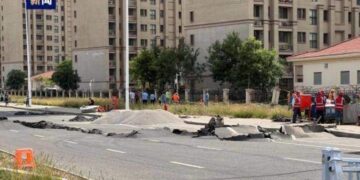 Binlerce kişi tahliye edildi: Çin’de yollar çatladı