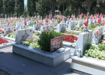 Edirnekapı Şehitliği’nde arife günü yoğunluğu