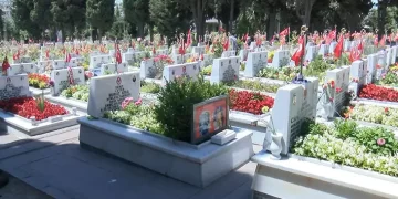 Edirnekapı Şehitliği’nde arife günü yoğunluğu