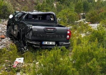 Eski Ekonomi Bakanı Nihat Zeybekci, trafik kazası geçirdi