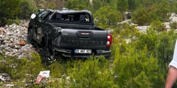 Eski Ekonomi Bakanı Nihat Zeybekci, trafik kazası geçirdi