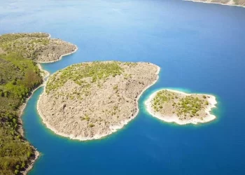 Dünyanın ikinci en büyük krater gölü turistlere kapılarını açtı!