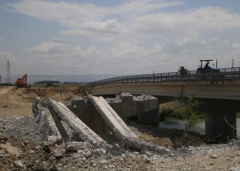 Hatay’daki 4 metrelik kırılma noktasında yol yenileme çalışmaları başlatıldı