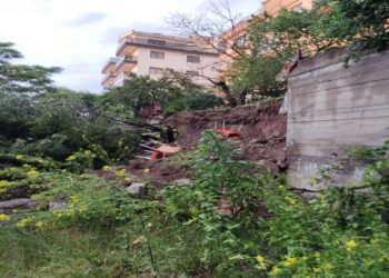 Ankara’da, 4 katlı bir binanın istinat duvarı aniden yıkıldı