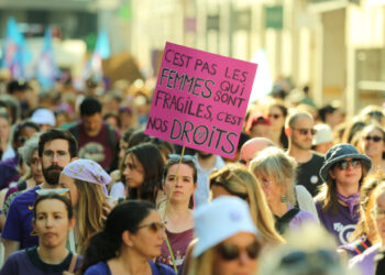 İsviçre’de yüz binlerce kadın protesto için sokaklara döküldü