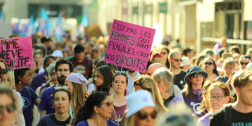 İsviçre’de yüz binlerce kadın protesto için sokaklara döküldü