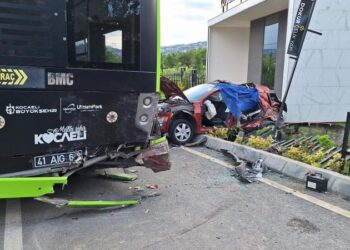 İzmit’te belediye otobüsü otomobille çarpıştı 3 ölü 3 yaralı