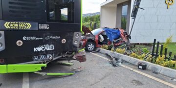 İzmit’te belediye otobüsü otomobille çarpıştı 3 ölü 3 yaralı