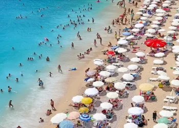 Kemer, nüfusunun 4 katını aşan tatilcileri ağırlıyor