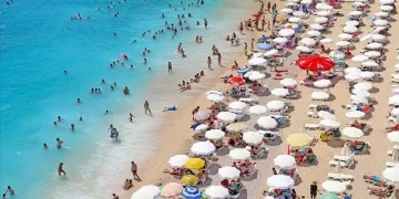 Kemer, nüfusunun 4 katını aşan tatilcileri ağırlıyor