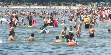 Menekşe Plajı, Kurban Bayramı’nın üçüncü gününde doldu taştı