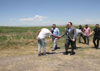 Muş Malazgirt Kaymakamı Bayram, çiftçilerle bayramlaştı