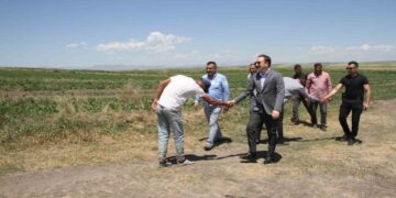 Muş Malazgirt Kaymakamı Bayram, çiftçilerle bayramlaştı