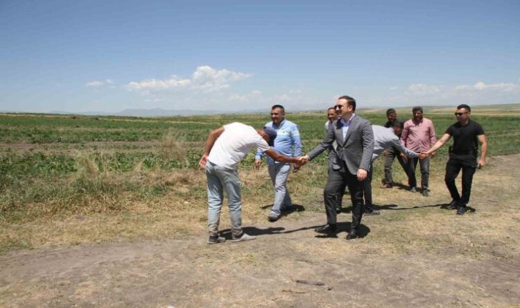 mus malazgirt kaymakami bayram ciftcilerle bayramlasti habermeydan