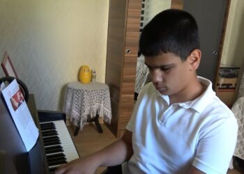 Muş’ta Karnesini alan kusursuz kulak piyanonun başına geçti