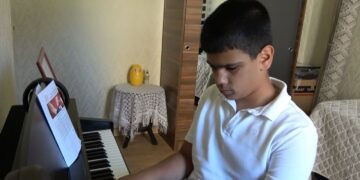 Muş’ta Karnesini alan kusursuz kulak piyanonun başına geçti