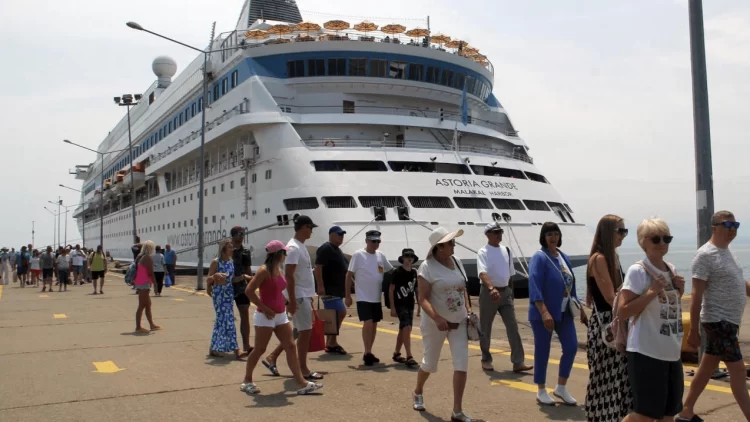 panama bandirali kruvaziyer gemisi sinop a demirledi habermeydan
