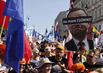 Yarım milyon insan Polonya’da hükümete karşı sokağa döküldü