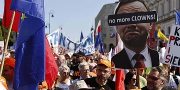 Yarım milyon insan Polonya’da hükümete karşı sokağa döküldü