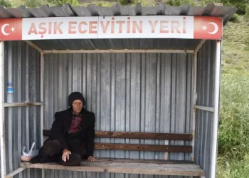Sinop’ta 24 yıldır sevdiği kadını aynı durakta bekliyor
