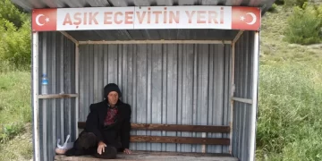 Sinop’ta 24 yıldır sevdiği kadını aynı durakta bekliyor