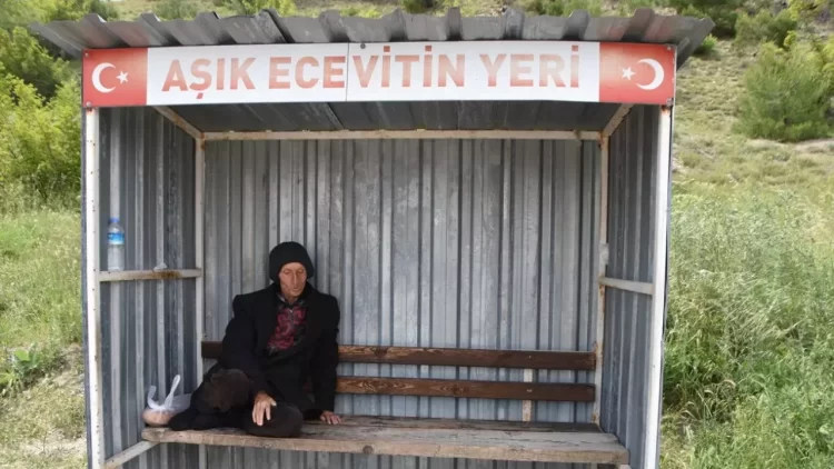 sinop ta 24 yildir sevdigi kadini ayni durakta bekliyor habermeydan