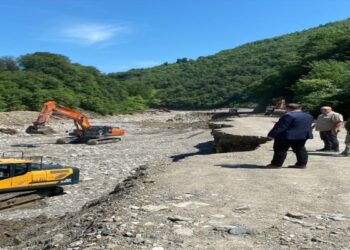 Sinop’ta etkili yağış sonrası zarar gören köy yolları onarılıyor