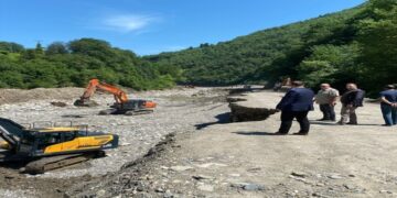 Sinop’ta etkili yağış sonrası zarar gören köy yolları onarılıyor