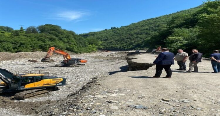 sinop ta etkili yagis sonrasi zarar goren koy yollari onariliyor habermeydan
