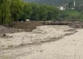 Sinop Türkeli’de köprü ulaşıma kapatıldı