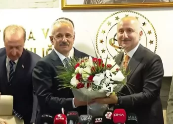 Abdülkadir Uraloğlu, Ulaştırma Bakanlığı’ndaki devir teslim töreninde göreve başladı!