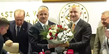 Abdülkadir Uraloğlu, Ulaştırma Bakanlığı’ndaki devir teslim töreninde göreve başladı!