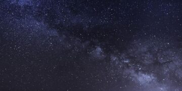 Yıldızlar karanlığın içinde kayboluyor