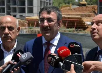 Cumhurbaşkanı Yardımcısı Yılmaz, Kahramanmaraş’taki deprem konutlarının inşaatını denetledi