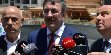 Cumhurbaşkanı Yardımcısı Yılmaz, Kahramanmaraş’taki deprem konutlarının inşaatını denetledi