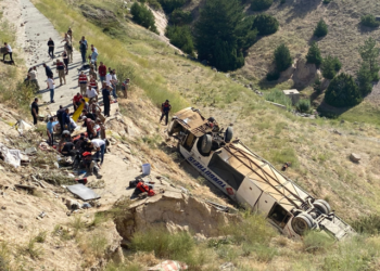 Kars’ta feci kaza! Yolcu otobüsü şarampole düştü