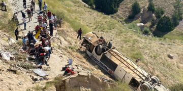 Kars’ta feci kaza! Yolcu otobüsü şarampole düştü