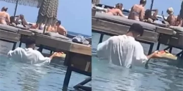 Tatil beldesinde garsonlar suyun içinde servis yaptı! işletmeciden açıklama geldi