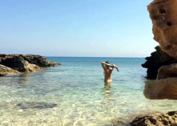 Yunanistan’da Nüdistlerden çarpıcı protesto