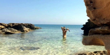 Yunanistan’da Nüdistlerden çarpıcı protesto