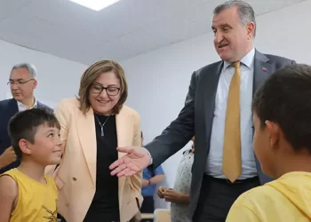 Bakan Bak açıkladı: Deprem bölgesine yeni yurtlar yapacağız