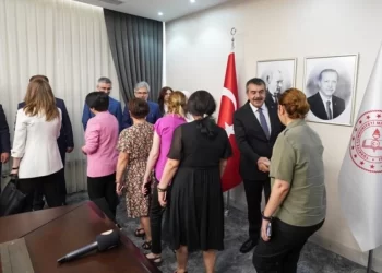 Bakan Tekin, bayram coşkusunu bakanlık personeliyle paylaştı