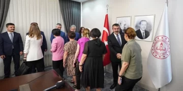 Bakan Tekin, bayram coşkusunu bakanlık personeliyle paylaştı