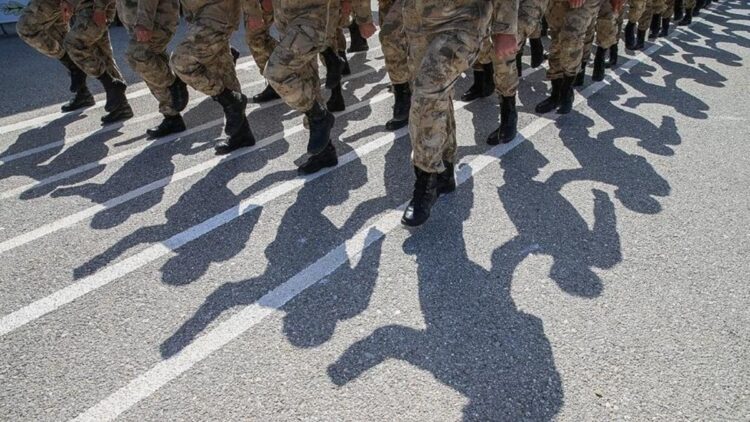 "Askerlik süresi 3 aya düşecek" iddiası, askerlik hazırlığında olan gençler arasında yoğun şekilde konuşulurken, Milli Savunma Bakanlığı (MSB) konuya ilişkin resmi bir açıklama yaptı.