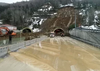 Bolu Dağı’nda sağanak nedeniyle heyelan ve taşkın meydana geldi