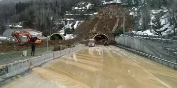 Bolu Dağı’nda sağanak nedeniyle heyelan ve taşkın meydana geldi