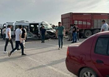 Ankara'da işçi servisi ile kamyon çarpıştı: 10 kişi yaralandı Ankara’da işçi servisi ile kamyon çarpıştı: 10 kişi yaralandı